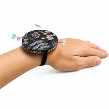 Cargar imagen en el visor de la galería, Alfiletero de pulsera imantado
