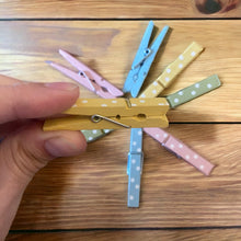 Cargar imagen en el visor de la galería, Pinzas de madera