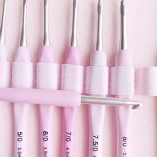 Cargar imagen en el visor de la galería, Set crochet + Estuche rosado