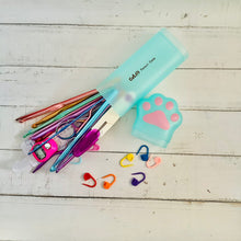 Cargar imagen en el visor de la galería, Estuche mano de gatito