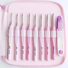 Cargar imagen en el visor de la galería, Set crochet + Estuche rosado