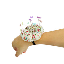 Cargar imagen en el visor de la galería, Alfiletero de Muñeca