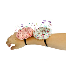 Cargar imagen en el visor de la galería, Alfiletero de Muñeca