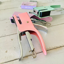 Cargar imagen en el visor de la galería, Corchetera Metálica