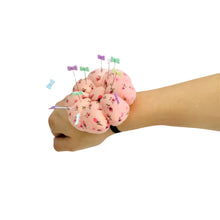 Cargar imagen en el visor de la galería, Alfiletero de Muñeca