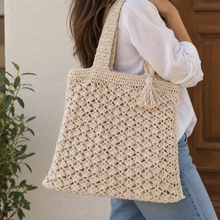 Cargar imagen en el visor de la galería, Bolso tejido a crochet con borla
