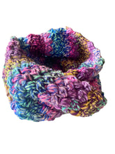 Cargar imagen en el visor de la galería, Cuello torcido tejido a crochet
