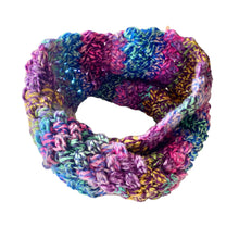 Cargar imagen en el visor de la galería, Cuello torcido tejido a crochet

