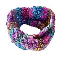 Cargar imagen en el visor de la galería, Cuello torcido tejido a crochet

